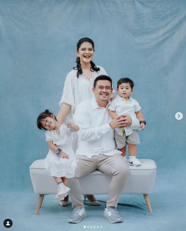 Raut wajah bahagia pun terlihat jelas di dalam foto-foto Kahiyang bersama keluarganya. Bagaimana menurutmu penampilan Kahiyang? Foto: Instagram