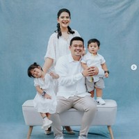 Raut wajah bahagia pun terlihat jelas di dalam foto-foto Kahiyang bersama keluarganya. Bagaimana menurutmu penampilan Kahiyang? Foto: Instagram