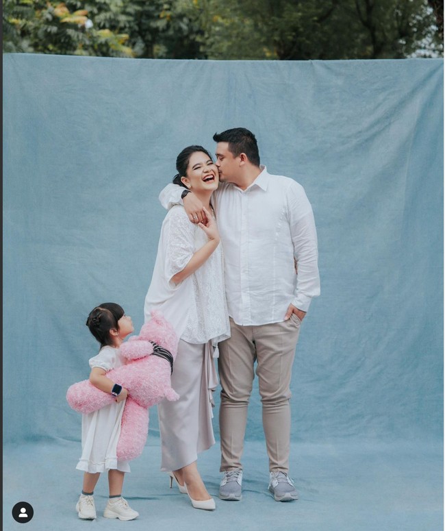 Kahiyang Ayu bersama suami, Bobby Nasution, dan kedua anaknya beberapa waktu lalu tampak melakukan pemotretan. Rupanya pemotretan tersebut dilakukan untuk memperingati ulang tahun pernikahan Kahiyang dan Bobby yang ke-4. Foto: Instagram