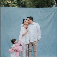 Kahiyang Ayu bersama suami, Bobby Nasution, dan kedua anaknya beberapa waktu lalu tampak melakukan pemotretan. Rupanya pemotretan tersebut dilakukan untuk memperingati ulang tahun pernikahan Kahiyang dan Bobby yang ke-4. Foto: Instagram