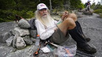 Bukan hanya anak muda, Jalur Appalachian atau Appalachian Trail juga menarik perhatian MJ Eberhart, yang kemudian melakukan pendakian di jalur tersebut. Selama mendaki, kakek berusia 83 tahun ini berhenti sejenak untuk beristirahat. Di sela-sela pendakian, ia menyantap berbagai perbekalan yang dibawanya untuk mengisi energi.