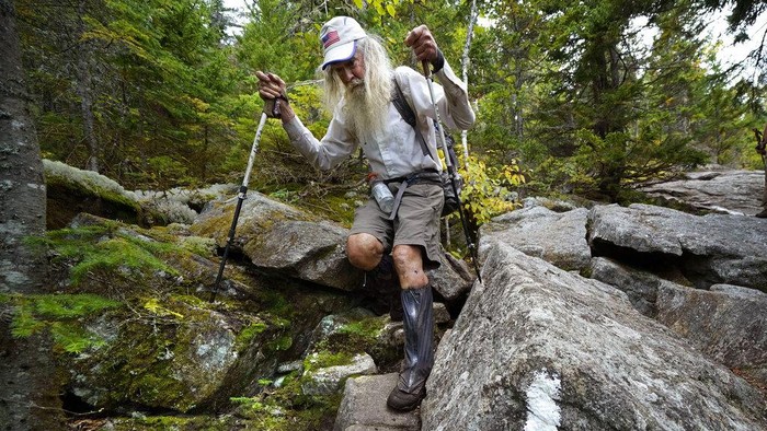 Usia tak jadi halangan bagi M.J. Eberhart untuk mendaki Appalachian Trail di AS. Ia pun menjadi orang tertua yang mendaki Appalachian Trail sepanjang 2.193 mil.