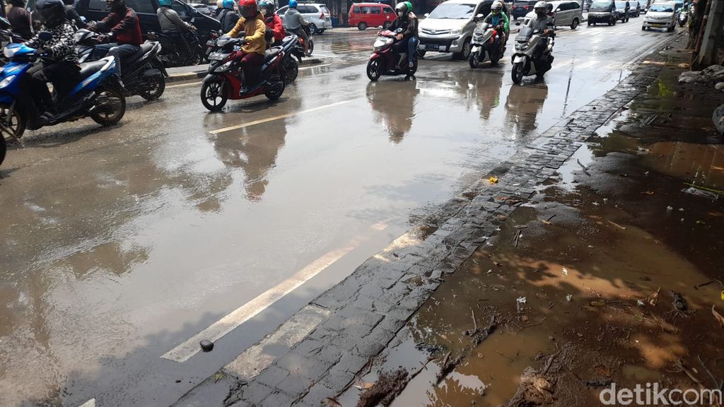 Kali Baru meluap menjebol tanggul menggenangi Jl Raya Bogor, pertigaan Hek Kramat Jati, Jakarta Timur, 9 November 2021. (Marteen Ronaldo Pakpahan/detikcom)
