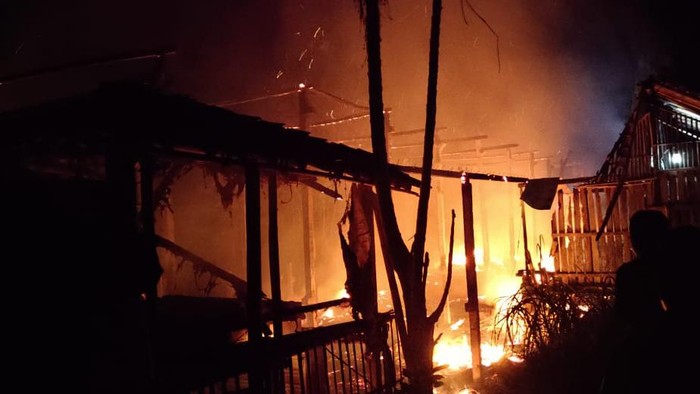 Kebakaran di kandang ayam warga Kulon Progo, Selasa (9/11/2021) pukul 01.00 WIB. Akibat peristiwa ini 12 ribu ayam mati dan kerugian mencapai setengah miliar.