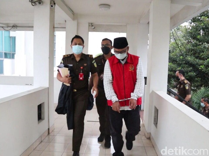 Kejati Jatim menahan seorang tersangka kasus kredit fiktif dan macet di BNI Syariah cabang Malang. Total kerugian yang diakibatkan yakni Rp 74 miliar.