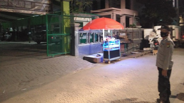 Kondisi di depan Masjid Nurul Bahari telah kering.