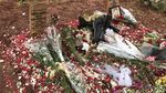 Potret Pilu Mertua Vanessa Angel Berdoa dari Luar Pagar Gegara Makam Digembok