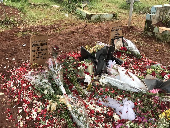 Kondisi makam Vanessa Angel dan Febri (Bibi) Ardiansyah pada Selasa (9/11/2021). Kondisi makam Vanessa Angel dan Febri (Bibi) Ardiansyah pada Selasa (9/11/2021).