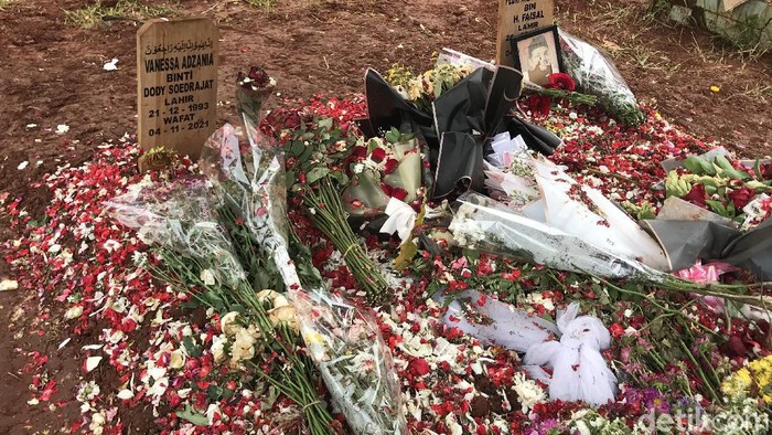 Kondisi Terkini Makam Vanessa Angel-Bibi: Foto Vanessa Tak Ada Lagi