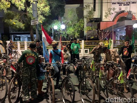 Anggota Komunitas Sepeda Tua Indonesia (Kosti) Surabaya berkumpul di depan gedung DPRD. Mereka menikmati suasana tengah kota di malam Hari Pahlawan.