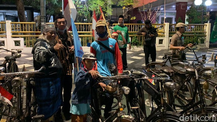 Anggota Komunitas Sepeda Tua Indonesia (Kosti) Surabaya berkumpul di depan gedung DPRD. Mereka menikmati suasana tengah kota di malam Hari Pahlawan.