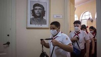 Anak-anak menghadiri hari pertama masuk sekolah pada Senin (8/11) setelah berbulan-bulan tak tatap muka. (Ramon Espinosa/AP)