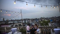 Restoran yang sebelumnya hanya melayani take away dan delivery sudah membolehkan pelanggan makan di tempat. (Ramon Espinosa/AP)