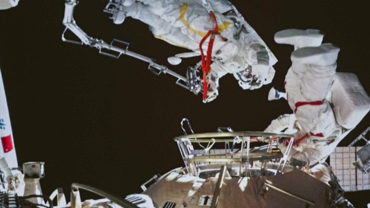 Lihat Lagi Aksi Astronot Wanita Pertama China Berjalan di Luar Angkasa Wang Yaping merupakan astronot wanita pertama China yang berjalan di luar angkasa. Diketahui, ia kut andil dalam bagian misi enam bulan di stasiun luar angkasa.