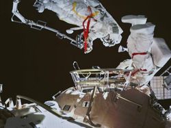 Lihat Lagi Aksi Astronot Wanita Pertama China Berjalan di Luar Angkasa