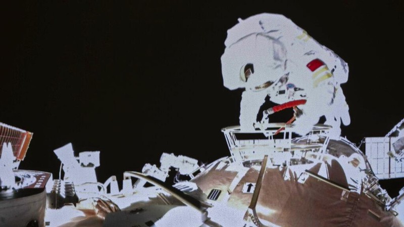 Wang Yaping merupakan astronot wanita pertama China yang berjalan di luar angkasa. Diketahui, ia kut andil dalam bagian misi enam bulan di stasiun luar angkasa.