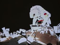 Lihat Lagi Aksi Astronot Wanita Pertama China Berjalan di Luar Angkasa