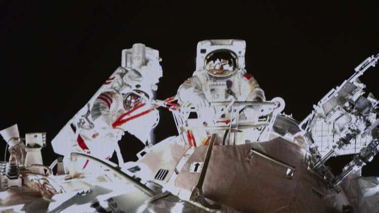 Lihat Lagi Aksi Astronot Wanita Pertama China Berjalan di Luar Angkasa Wang Yaping merupakan astronot wanita pertama China yang berjalan di luar angkasa. Diketahui, ia kut andil dalam bagian misi enam bulan di stasiun luar angkasa.