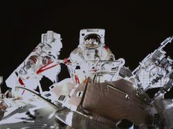 Lihat Lagi Aksi Astronot Wanita Pertama China Berjalan di Luar Angkasa