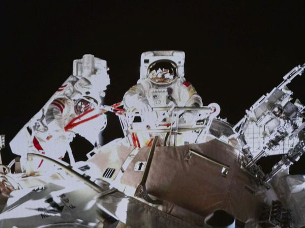 Lihat Lagi Aksi Astronot Wanita Pertama China Berjalan di Luar Angkasa