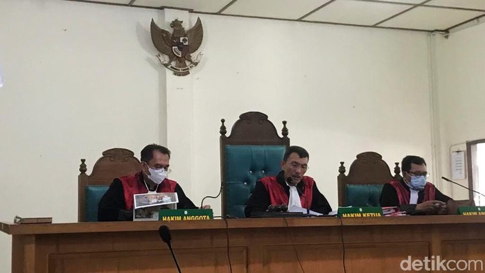 Majelis hakim PN Palembang memvonis terdakwa kasus narkoba, Ahmad Fauzi alias Ateng bersalah. Ateng yang merupakan bandar sabu di kampung narkoba di Palembang divonis 14 tahun bui (Prima S/detikcom)