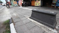 Seperti makam manusia pada umumnya, makam ini menghadap ke utara-selatan.