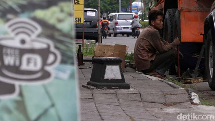 Makam Kecil Ini Ternyata Kuburan Kucing Kesayangan Pakubuwono X Sebuah makam berukuran kecil membujur di trotoar jalan penghubung Solo-Sukoharjo, Jateng. Makam tersebut ternyata kuburan kucing kesayangan Raja Pakubuwono (PB) X.