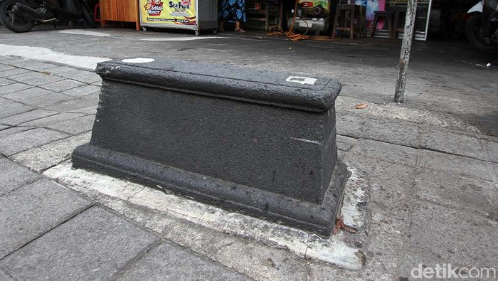 Makam Kecil Ini Ternyata Kuburan Kucing Kesayangan Pakubuwono X Sebuah makam berukuran kecil membujur di trotoar jalan penghubung Solo-Sukoharjo, Jateng. Makam tersebut ternyata kuburan kucing kesayangan Raja Pakubuwono (PB) X.