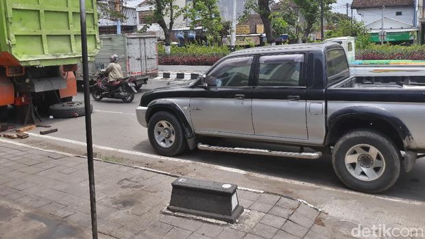 Makam kucing kesayangan Raja Keraton Kasunanan Surakarta, Pakubuwono (PB) X di trotoar jalan Solo-Sukoharjo, Selasa (9/11/2021).