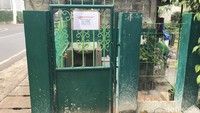 Pantauan detikcom di Taman Makam Islam Malaka, Pesanggrahan, Jakarta Selatan (Jaksel), Selasa (9/11/2021) pada pukul 08.30 WIB, pagar taman makam tersebut digembok. Gembok dibuka pada pukul 08.45 WIB.