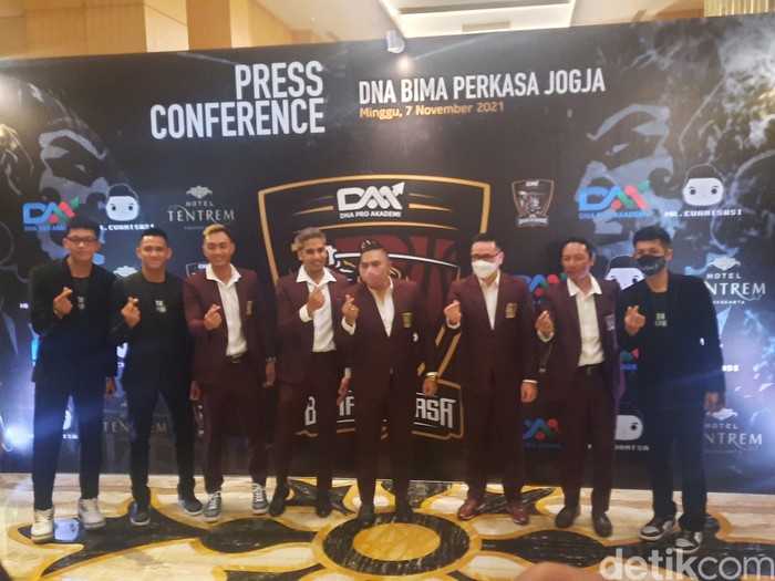Manajemen Bima Perkasa Jogja memperkenalkan sponsor utama baru untuk IBL 2022 (Jauh Hari Wawan S/detikcom)