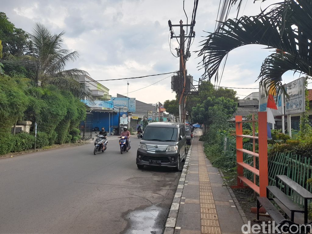 Masalah kabel melintang semrawut di depan SDN Pondok Ranji 01, Jl WR Supratman, Ciputat Timur, Tangsel, kini sudah beres. (Marteen Rolando/detikcom)
