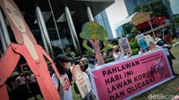 Para peserta membawa spanduk bertuliskan Pahlawan Masa Kini, Berani Lawan Korupsi dan Oligarki.