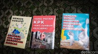 Massa juga membawa poster dengan pesan melawan kerusakan alam sampai melawan oligarki. 
