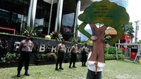 Polisi tampak berjaga saat aksi damai digelar di depan gedung KPK.