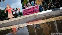 Gerakan #BersihkanIndonesia bersama Perempuan Antikorupsi, BEM SI, BEM Jentera, BEM FH Unisa dan elemen masyarakat lain menggelar aksi damai di depan gedung merah-putih KPK, Jl Kuningan Persada, Jakarta Selatan, Selasa (9/11/2021).