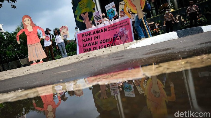Massa 'Geruduk' KPK Jelang Hari Pahlawan, Ada Apa? Sejumlah massa menggelar aksi di depan gedung KPK, Jakarta Selatan, menjelang hari pahlawan. Massa menyuarakan supaya Indonesia keluar dari korupsi dan oligarki