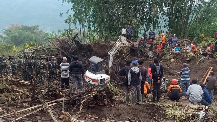 material banjir bandang di Batu dibersihkan