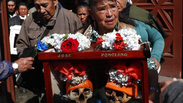 Melihat Lebih Dekat Festival Menghias Tengkorak di Bolivia Festival menghias tengkorak leluhur rutin diselenggarakan di Bolivia. Tradisi ini juga dikenal dengan sebutan Festival Natitas. Penasaran? Lihat yuk.