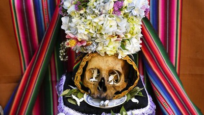 Melihat Lebih Dekat Festival Menghias Tengkorak di Bolivia