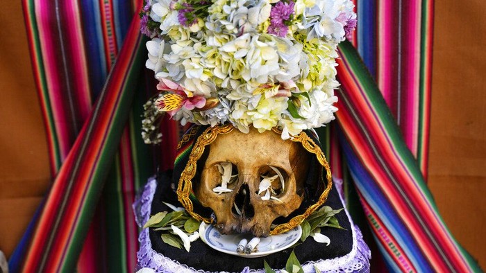 Melihat Lebih Dekat Festival Menghias Tengkorak di Bolivia Festival menghias tengkorak leluhur rutin diselenggarakan di Bolivia. Tradisi ini juga dikenal dengan sebutan Festival Natitas. Penasaran? Lihat yuk.