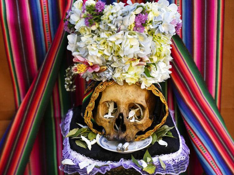 Melihat Lebih Dekat Festival Menghias Tengkorak di Bolivia