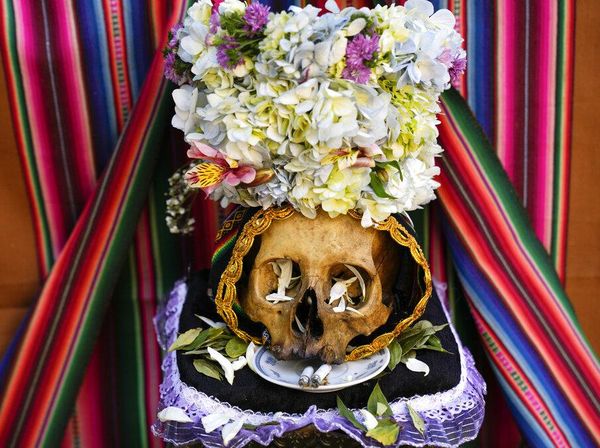 Melihat Lebih Dekat Festival Menghias Tengkorak di Bolivia