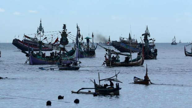 Kapal nelayan berangkat melaut terlihat dari  Pelabuhan Ikan Muncar, Banyuwangi, Jawa Timur, Selasa (9/11/2021). Kementerian Kelautan dan Perikanan akan menerapkan kebijakan penangkapan ikan secara terukur pada awal tahun 2022 di 11 Wilayah Pengelolaan Perikanan (WPP) yang diharapkan bisa menjaga kelestarian sumberdaya perikanan dan ekosistem laut secara bersamaan. ANTARA FOTO/Budi Candra Setya/hp.