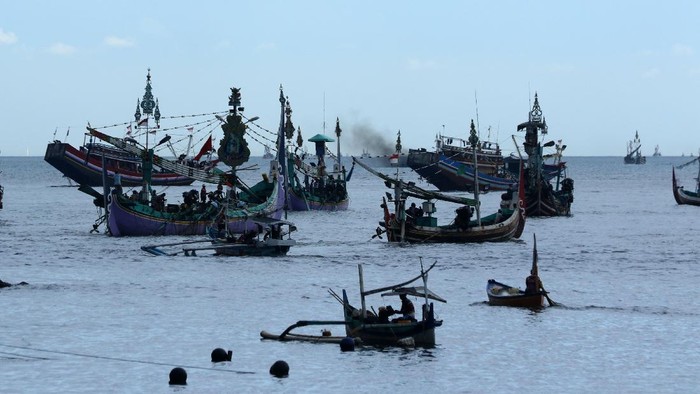 Melihat Pelabuhan Muncar, Pelabuhan Ikan Terbesar di Jawa Kapal nelayan berangkat melaut terlihat dari Pelabuhan Ikan Muncar, Banyuwangi, Jawa Timur, Selasa (9/11/2021). Kementerian Kelautan dan Perikanan akan menerapkan kebijakan penangkapan ikan secara terukur pada awal tahun 2022 di 11 Wilayah Pengelolaan Perikanan (WPP) yang diharapkan bisa menjaga kelestarian sumberdaya perikanan dan ekosistem laut secara bersamaan. ANTARA FOTO/Budi Candra Setya/hp.