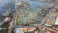 Kapal nelayan sandar di dermaga Pelabuhan Ikan Muncar, Banyuwangi, Jawa Timur, Selasa (9/11/2021). Pelabuhan ini diklaim sebagai pelabuhan ikan terbesar di Pulau Jawa.
