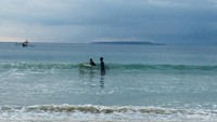 Saat belajar mendayung ditengah gelombang air laut