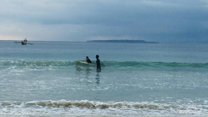 Saat belajar mendayung ditengah gelombang air laut