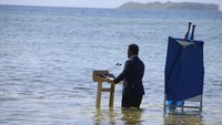 Tuvalu menjadi salah satu negara yang terancam tenggelam akibat perubahan iklim. Tuvalu merupakan rumah bagi 11.792 orang. Total luas lahan negara itu kurang dari 26 km persegi. Pada 2019, pemerintah Tuvalu mengungkapkan bahwa dua pulau di negara itu berada di ambang kehancuran akibat kenaikan air laut dan erosi pantai.  (Facebook Ministry of Justice, Communication and Foreign Affairs, Tuvalu Government)