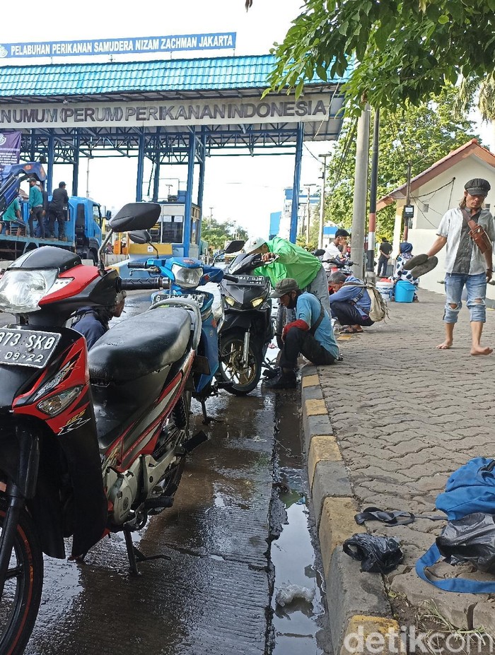 Motor Mogok Usai Terobos Banjir Rob